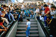 Diego Maradona - Rebell. Held. Gott. – Die Ankunft von Diego Maradona (vorne Mi.) im San-Paolo-Stadion in Neapel, 1984
