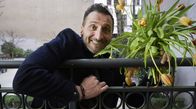 Wenn Papa auf der Matte steht – Danyal (Tim Seyfi) macht sich Sorgen um seine Tochter Jila und steigt heimlich in ihre Wohnung ein.