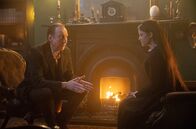 Sherlock & Daughter – Sherlock Holmes (David Thewlis, l.) und Amelia Rojas (Blu Hunt, r.).