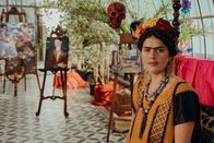 Triff... – Die mexikanische Malerin Frida Kahlo (Mina Sagdic) bei ihrer Vernissage.