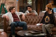 How I Met Your Father – L-R: Jesse (Chris Lowell), Sid (Suraj Sharma), und Ellen (Tien Tran)