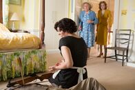 Father Brown – Nach einer Prostituierten wird auch Graf Fiskon ermordet. Mrs. McCarthy (Sorcha Cusack, M.), und Lady Felicia (Nancy Carroll, r.) finden die zitternde Mimi (Rea Baker, l.) mit Blut an ihren Händen am Tatort vor.