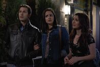 Brooklyn Nine-Nine – (v.l.n.r.) Jake Peralta (Andy Samberg); Amy Santiago (Melissa Fumero); Kate (Nasim Pedrad)