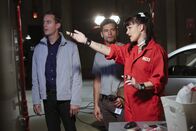Navy CIS – Gemeinsam versuchen sie einen Fall zu lösen: DEA Agent Luis Mitchell (John Gabriel, M.), McGee (Sean Murray, l.) und Abby (Pauley Perrette, r.) ...