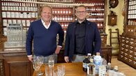 Der Vorkoster – Gin-Experte Robert Kosik (r.) verrät Björn Freitag (l.) alles über Tonic Water und Gin Tonic.