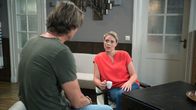 Rote Rosen – Britta (Jelena Mitschke, r.) erfährt ernüchtert, dass Hendrik keine Chance auf den Sieg beim Golf-Cup hat. Mit Ben (Hakim Michael Meziani, l.)