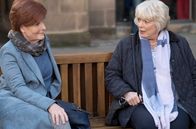 Life – Dawn (Buffy Davis, li.) und Gail (Alison Steadman, re.) treffen sich durch einen Zufall wieder. Die beiden hatten sich seit dem Gymnasium etwa 50 Jahre nicht mehr gesehen.