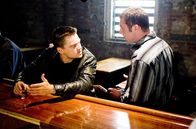 Departed - Unter Feinden – Billy (Leonardo DiCaprio, li.) wird von Fitzy (David OHara, re.) wütend ausgefragt. Bei einer Mission war Billy nicht rechtzeitig da.