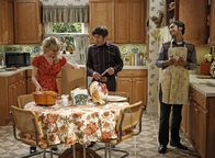 The Big Bang Theory – Thanksgiving der besonderen Art: Bernadette (Melissa Rauch, l.), Howard (Simon Helberg, M.) und Raj (Kunal Nayyar, r.) ...