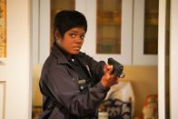 The Rookie – Talia Bishop (Afton Williamson) versucht die Lage zu entschärfen.