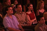 Two and a Half Men – Charlie (Charlie Sheen, l.) und Alan (Jon Cryer, 2.v.l.) sehen Jake gespannt bei seiner Aufführung zu ...