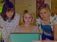 Schloss Einstein – Karla (Ronja Peters, Mitte), Mia Mia (Jana Röhlinger, re.) und Julia (Sina Radtke, li.) finden heraus, dass Mounir seine Hausarbeit aus dem Internet runtergeladen hat.