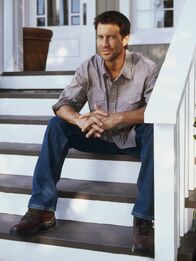 Desperate Housewives – (1. Staffel) - Zieht neu in die Wisteria Lane und erlebt Neid, Missgunst und Lügen hautnah: Mike Delfino (James Denton) ...