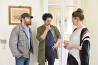 jerks. – Christian Ulmen (l.) und Fahri Yardim (M.) halten zusammen wie Pech und Schwefel. Kann Emily (Emily Cox, r.) die beiden durchschauen?