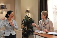 Sturm der Liebe – Doris (Simone Ritscher, l.); Marlene (Lucy Scherer, r.)