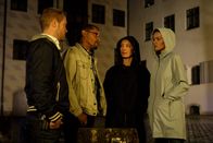 SOKO München – Franz Ainfachnur (Christofer v. Beau, 2.v.l.) und Dominik Morgenstern (Joscha Kiefer, l.) befragen Ann-Christin Irmer (Kristina Dörfer, r.) und Maria Helland (Sandra Borgmann, 2.v.r.) am Tatort.