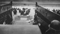 Der Zweite Weltkrieg in Zahlen – Allein am 6. Juni 1944 bringen die Alliierten in der Normandie von 5.300 Schiffen aus 154.000 Soldaten und 1.500 Panzer unter schwerstem Beschuss an Land.