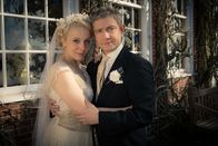 Sherlock – Mary Morstan (Amanda Abbington, l.); Dr. John Watson (Martin Freeman, l.)