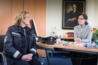 Notruf Hafenkante – Direktorin Ekkhard (Marion Martienzen, r.) gibt Claudia (Janette Rauch, l.) zu verstehen, dass sie die Anzeige wegen Körperverletzung, die ein Schüler ihres Gymnasiums gegen seinen Mathelehrer erstatten möchte, gern schulintern regeln würde.