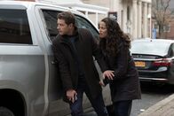 Manifest – Ben Stone (Josh Dallas, l.); Grace Stone (Athena Karkanis, r.)
