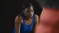 L'Opéra - Dancing in Paris – Flora (Suzy Bemba) läuft die Zeit davon. Sie muss ihr Solo innerhalb weniger Tage perfekt beherrschen. Ansonsten verliert sie die Rolle, die ihr alles bedeutet.
