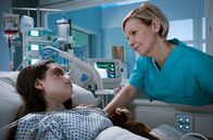 In aller Freundschaft – Dr. Kathrin Globisch (Andrea Kathrin Loewig, re.) ist unheimlich erleichtert als ihre Tochter Hanna (Helena Pieske, li.) nach der OP erwacht.