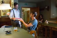 SOKO Wien – Bezirksinspektor Klaus Lechner (Andreas Kiendl, M.) macht einen Abstecher ins Wirtshaus von Johann "Hans" Stanzl (Martin Oberhauser, l.), um etwas für seine Tante zu holen. Stefan Stanzl (León Orlandianyi, r.) beobachtet die Übergabe genau.