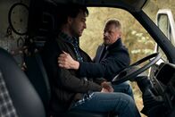 SOKO Wien – Major Max Herzog (Martin Gruber, r.) reißt Dominic Haller (Clemens Berndorff, l.) aus dem Camper, in den er die Abgase geleitet hat.