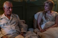 Seebad-Saga – Hjalmar Aurland (Peter Hesse Overgaard, r.) und Helene Aurland (Cecilie Stenspil, l.).