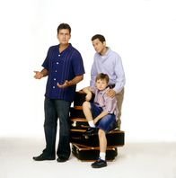 Two and a Half Men – Charlie (Charlie Sheen) ist ein recht wohlhabender Junggeselle mit einem Haus am Strand und einem Jaguar in der Garage. Nachdem sich sein Bruder Alan (Jon Cryer) hat scheiden lassen, zieht er mit seinem Sohn Jake (August T. Jones) bei Onkel Charlie ein. Das Chaos beginnt ...