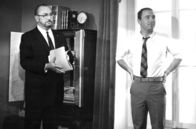 Lucky Jo – Kommissar Loudéac (Pierre Brasseur, li.) und sein Sohn (Claude Brasseur, re.) wollen den Fall aufklären.