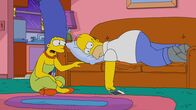 Die Simpsons – Marge (l.); Homer (r.)