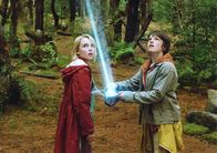 Die Brücke nach Terabithia – Wegen ihres schweren Alltags flüchten sich Jess (Josh Hutcherson, re.) und Leslie (AnnaSophia Robb) in ihr Phantasieland Terabithia.