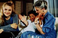 Alle meine Töchter – Patty (Fritzi Eichhorn, l.) und Elsa (Luise Deschauer, r.) verbringen viel Zeit mit Siri (Josephine Denise Freund, M.). Daraufhin entwickelt sich eine wunderbare Freundschaft.