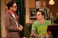 The Big Bang Theory – Sheldon (Jim Parsons, r.) hat die Polizei alarmiert, weil er bestohlen wurde. Leonard (Johnny Galecki, l.) ist erleichtert, als er erfährt, dass nicht in die Wohnung eingebrochen, sondern dass Sheldons Account beim Online-Spiel "War of Warcraft" gehackt und geplündert wurde ...