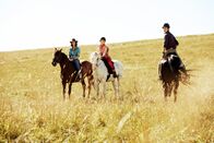 Bibi & Tina - Der Film – Tina (Lisa-Marie Koroll, l.), Bibi (Lina Larissa Strahl, M.) und Alex (Louis Held, r.) verbringen die Ferien am liebsten auf Pferderücken.