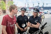 Notruf Hafenkante – Ole Kamp (Matthias Bollwerk, l.) gibt vor Mattes (Matthias Schloo, M.) und Melanie (Sanna Englund, r.) zu, den Chef seiner Freundin geschlagen zu haben. Immerhin hat er sie sexuell belästigt.