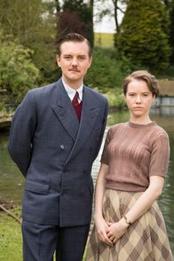 Father Brown – Der Ehemann von Grace, Harry Fitzgerald (Tristan Beint), und ihre Stiefschwester Rose Kane (Katie Griffiths) können nicht ahnen, in welch dunkle Machenschaften sie hineingezogen werden.