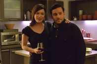 Man Seeking Woman – Liz (Britt Lower, l.); Leo (Ennis Esmer, r.)