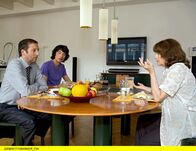In aller Freundschaft – Helene Hummel (Hanna Petkoff, rechts) ist zu Besuch bei ihrem Sohn Alexander (Oliver Broumis, links) und dessen Lebensgefährten Jens Berger (Hyun Wanner). Im Gegensatz zu Alexander, der ein sehr streitbares Verhältnis zu seiner Mutter hat, versteht sich Jens mit ihr tadellos.