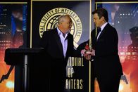 Castle – Eine besondere Ehre: Castle (Nathan Fillion,r .) wird von Michael Connelly (Michael Connelly, l.) ein Literaturpreis verliehen ...