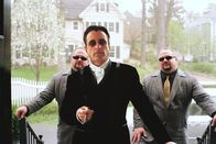 Ocean's Twelve – Drei Jahre sind vergangen seit Danny Ocean mit seiner Truppe die Safes des Casinos von Terry Benedict leer geräumt hat. Obwohl die Versicherung alles gezahlt hat, sinnt Benedict (Andy Garcia, M.) auf Rache ...