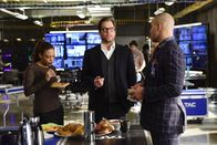Bull – Sie sollen beweisen, dass Computerspiel-Profi Jace Rundle ein zwanghafter Gewinner ist, dem es gar nicht möglich ist, ein Spiel absichtlich zu verlieren: (v l.n.r.) Bull (Michael Weatherly), Danny (Jamie Lee Kirchner) und Chunk (Chris Jackson) ...