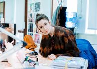 Pure – Marnie (Charly Clive) bekommt einen Job in London. Sie ist äußerst überrascht von ihren neuen Arbeitskollegen.