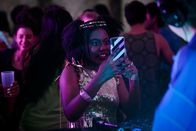 Girlsquad – Die selbsternannte Social Media Queen Chloé (Uma Couji) lässt ihre Follower wissen, was für eine Party sie verpassen. Auch wenn das nicht bei allen Gästen gut ankommt.