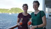 Verrückt nach Meer – An Deck 7: Die Passagierinnen und Schwestern Maren und Kirsten Haering beim Auslaufen der "Prinzessin" aus Guadeloupe.