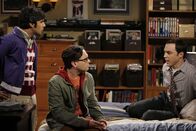 The Big Bang Theory – Während des Interviews pumpt Kripke Helium in Sheldons Büro und sorgt dafür, dass Sheldon (Jim Parsons, r.) sich mit der daraus resultierenden Mickey-Mouse-Stimme zum Gespött der Leute macht. Sheldon schwört bei Leonard (Johnny Galecki, M.) und Rajesh (Kunal Nayyar, l.), Rache an Kripke zu nehmen ...