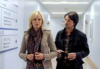 Rote Rosen – ARD ROTE ROSEN FOLGE 1150 Uhr im ERSTEN. Christoph (Roman Rossa, r.) gegenüber, verheimlicht Katja (Saskia Valencia, l.), ihren Gefühlsausbruch bei Philipp.
