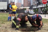 Chicago Fire – Evaluieren die Lage, l-r: Joe Minoso als Joe Cruz, Taylor Kinney als Kelly Severide