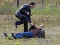 Mankells Wallander – Stefan LIndman (Ola Rapace, links) hat den flüchtigen Jesper Nilsson (Jacob Nordenson) gestellt.